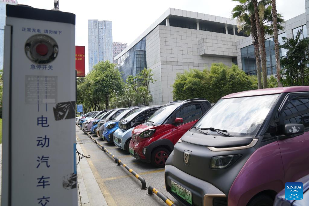 Foto yang diambil pada 5 Julai 2023 ini menunjukkan stesen pengecasan untuk kenderaan tenaga baharu (NEV) di bandar Liuzhou, Wilayah Autonomi Zhuang Guangxi di selatan China. Orang yang melawat ke Liuzhou mungkin kagum dengan warna-warni kenderaan tenaga baharu (NEV) bersaiz kecil di bandar perindustrian ini yang diberi gelaran manja, "baobao bashi" atau "bas bayi" oleh penduduk tempatan. (Xinhua/Guo Yifan)