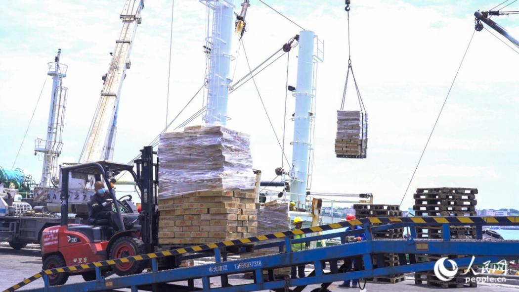 Kakitangan di Pelabuhan Yuanhong memunggah tangkapan laut dari kapal dan memuatkannya ke dalam trak. (foto: Lan Zhifei/People’s Daily Online)