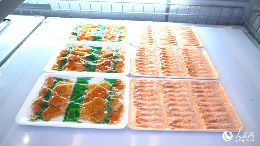 Foto ini menunjukkan produk Sashimi Shengtian Food Co., Ltd. (foto: Lan Zhifei/People’s Daily Online)