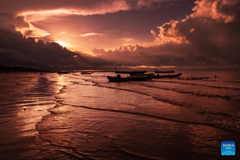 Foto yang dirakamkan pada awal pagi 15 Ogos 2023 ini pula memperlihatkan pemandangan matahari terbit di pantai Jintai. (Xinhua/Fei Maohua)