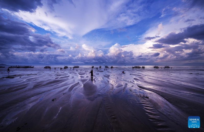 Warna-warni Pantai Jintan di Guangxi