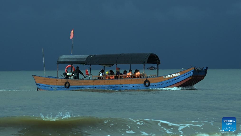 Warna-warni Pantai Jintan di Guangxi