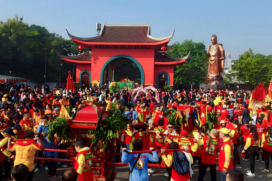 Orang ramai menghadiri acara kebudayaan untuk memperingati ulang tahun ke-618 ketibaan pelayar Dinasti Ming China, Cheng Ho di Kuil Sam Poo Kong, Semarang, Provinsi Jawa Tengah, Indonesia, pada 19 Ogos 2023. (Xinhua/Kalila)