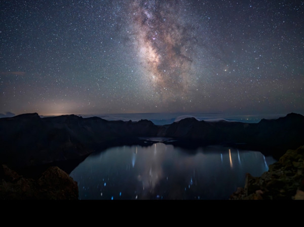 Disulami ketenangan malam, Pergunungan Changbai dibayangi dengan langit yang berbintang. Selepas gigih berusaha selama beberapa jam, jurugambar berjaya merakam keindahan Tasik Tianchi yang berbumbungkan langit penuh bintang. (foto/Jilin Daily)