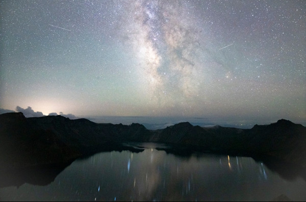 Fotografi Selang Masa Pamer Keindahan Tasik Tianchi Berbumbungkan Langit Berbintang