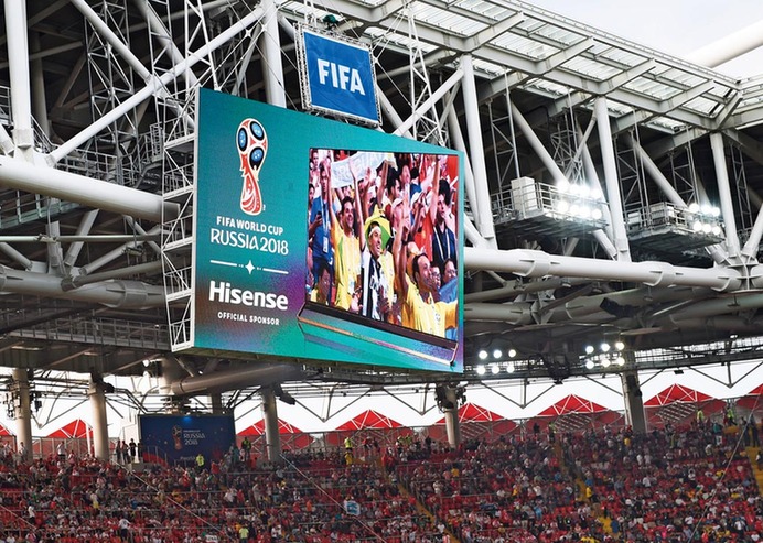 Gambar di Stadium Spartak di Moscow dengan skrin besar Hisense yang memaparkan kehebatan permainan. (foto/Globe Magazine)