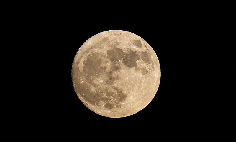 Fenomena bulan purnama “supermoon” dirakam di Tongren, provinsi Guizhou, barat daya China, 30 Ogos 2023. (foto/Xinhua)