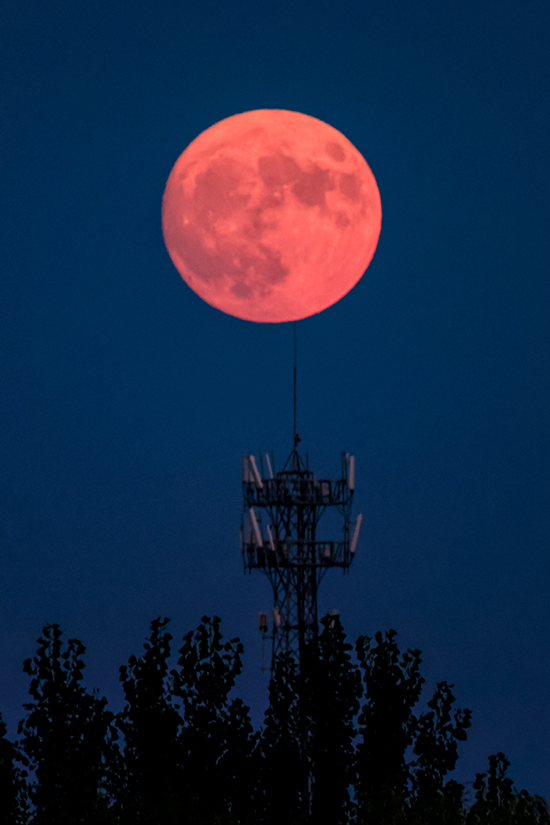 “Supermoon” Dirakam di Serata China