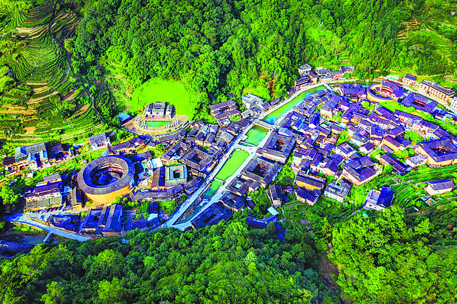 Pemandangan tulou di kaunti Nanjing, provinsi Fujian, dikelilingi oleh hutan dan tanah ladang bertingkat. (China Daily/Huang Qiuhua)