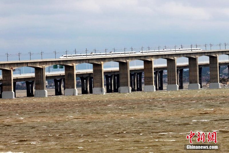 Tren Laju 350 km/j Rentas Laut Pertama China Mula Ujian Operasi