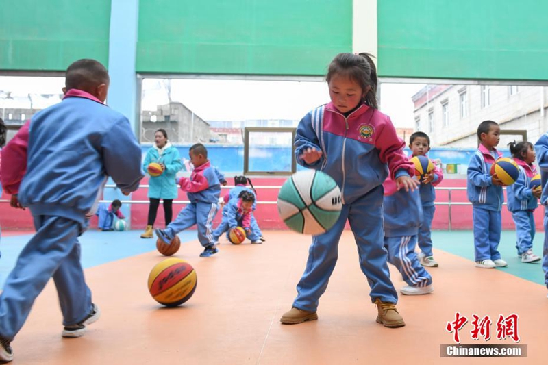 Foto ini menunjukkan kanak-kanakd dari Tadika No.3 di bandar Nagqu di Tibet sedang bermain bola keranjang. (China News Service/Gongga Laisong)