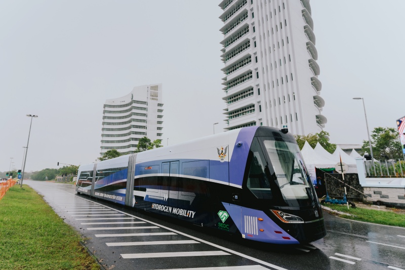 Trem pintar berkuasa hidrogen pertama di dunia menjalankan larian percubaan di Kuching, Sarawak. (Foto ihsan CRRC ZELC)