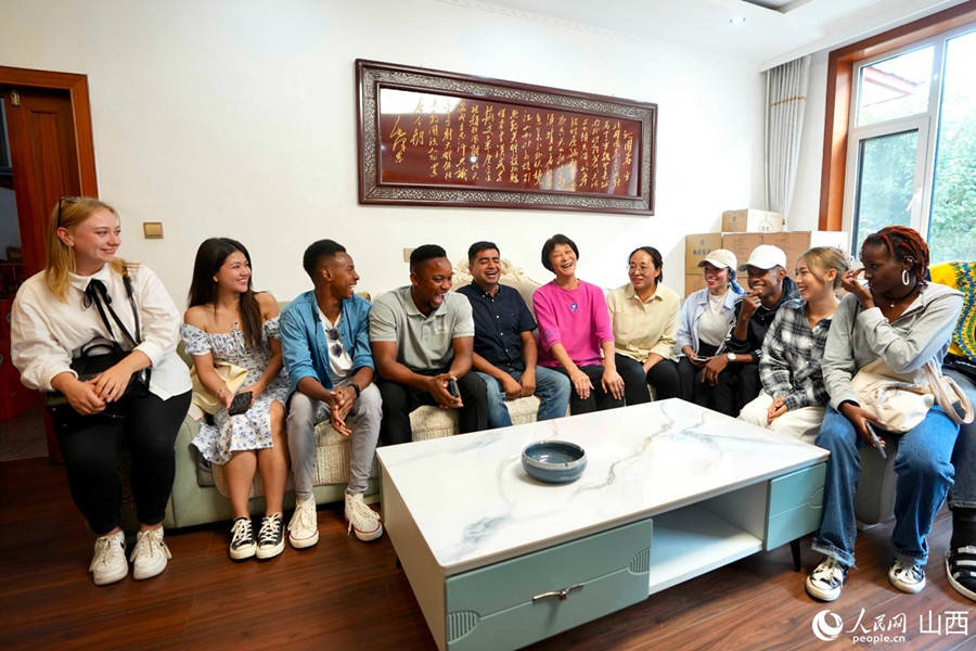 Beberapa peserta pertandingan antarabangsa "Kisah Saya dengan Hanzi Bahasa China" 2023 melawat rumah penduduk di kampung Huangcheng, pekan Beiliu, daerah Yangcheng, bandar Jincheng, provinsi Shanxi di utara China. (Foto/People’s Daily Dalam Talian)