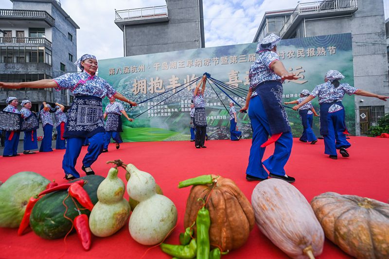 Kaum Tani China Nanti-nantikan Tuaian Melimpah