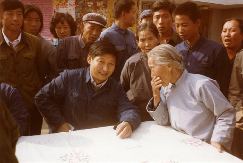 Pada tahun 1983, Xi Jinping (depan, tengah), setiausaha Jawatankuasa Parti Komunis China kaunti Zhengding, duduk di tepi jalan untuk mendengar pendapat rakyat tempatan.