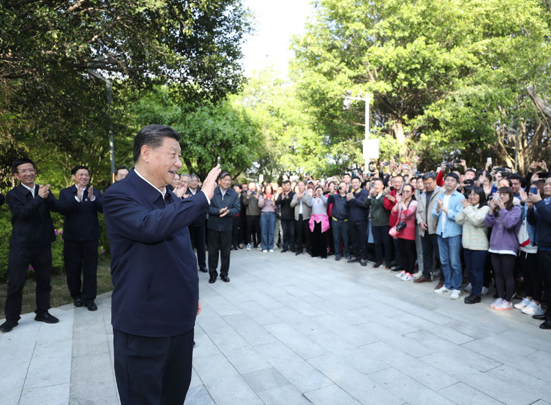 Pada 24 Mac 2021, Xi Jinping melambaikan tangan kepada orang awam semasa meninjau ke Taman Desa Bandar Fushan di bandar Fuzhou, ibu kota provinsi Fujian. 