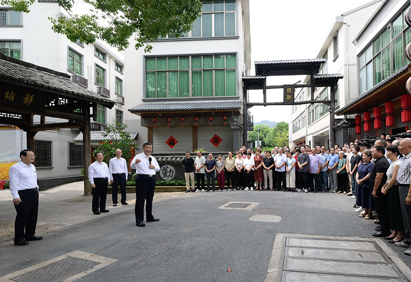 Pada 20 September 2023, Xi Jinping berbual-bual mesra dengan penduduk tempatan ketika meninjau ke Kampung Licun, provinsi Zhejiang.