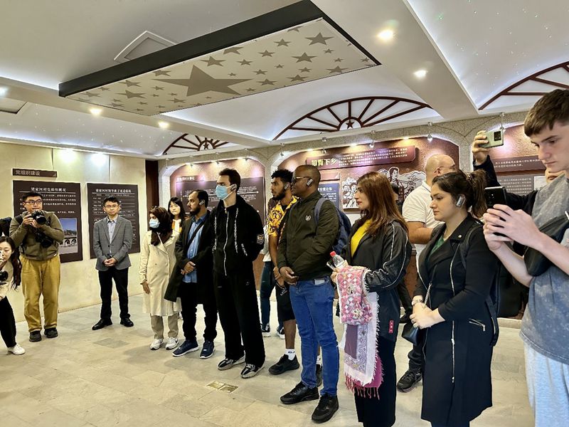 Rombongan warga dari pelbagai negara untuk memperdekat kesalinghubungan rakyat melawat Muzium Sejarah Kampung Liangjiahe. (People’s Daily Online/Zhou Yu)