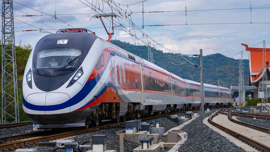 Tren penumpang Lane Xang Kereta Api China-Laos melintasi pusat penyelenggaraan di Luang Prabang, Laos, 30 Mac 2023. (Foto Zhou Xing/Xinhua)