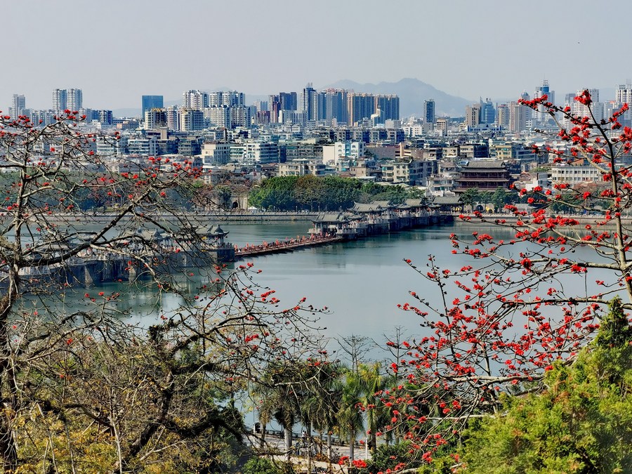 Foto yang diambil pada 14 Februari 2021 memperlihatkan pemandangan bandar Chaozhou di provinsi Guangdong, selatan China. (Xinhua/Liu Dawei)