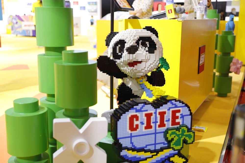 Blok maskot CIIE Jinbao yang dipaparkan di CIIE ke-6 pada 5 November. (People’s Daily Online/Li Meiyu)