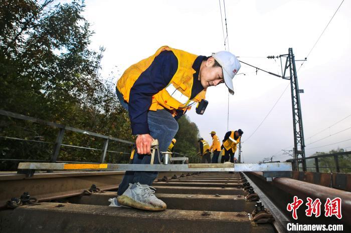 “Minions” Selenggara Landasan di Pergunungan Qinling