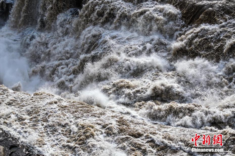 Pemandangan Menakjubkan Air Terjun Hukou pada Awal Musim Sejuk