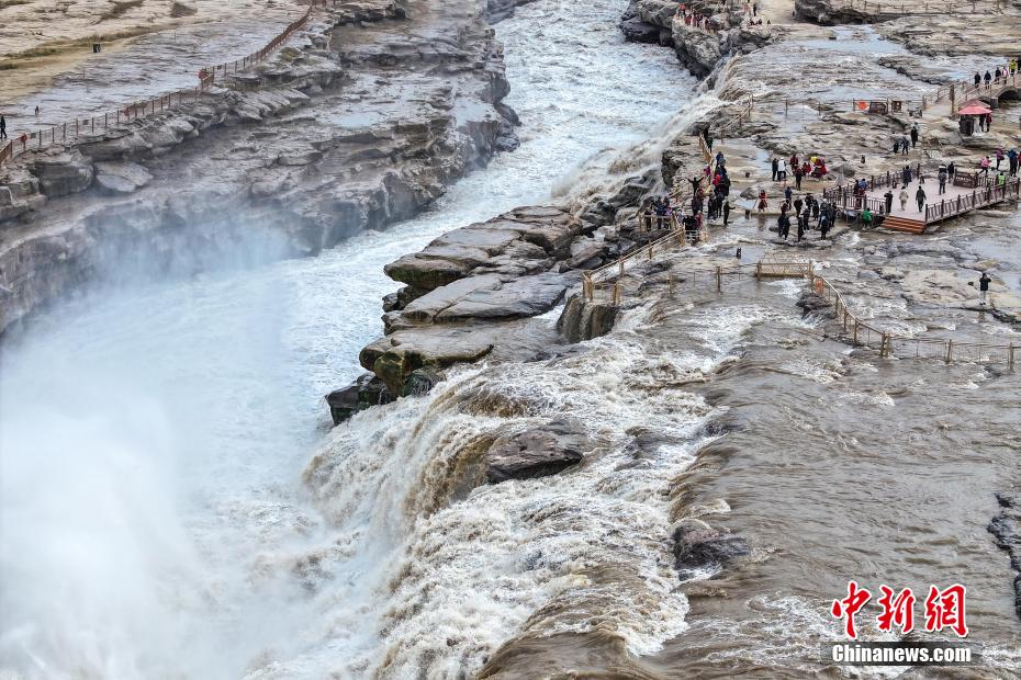 Pemandangan Menakjubkan Air Terjun Hukou pada Awal Musim Sejuk