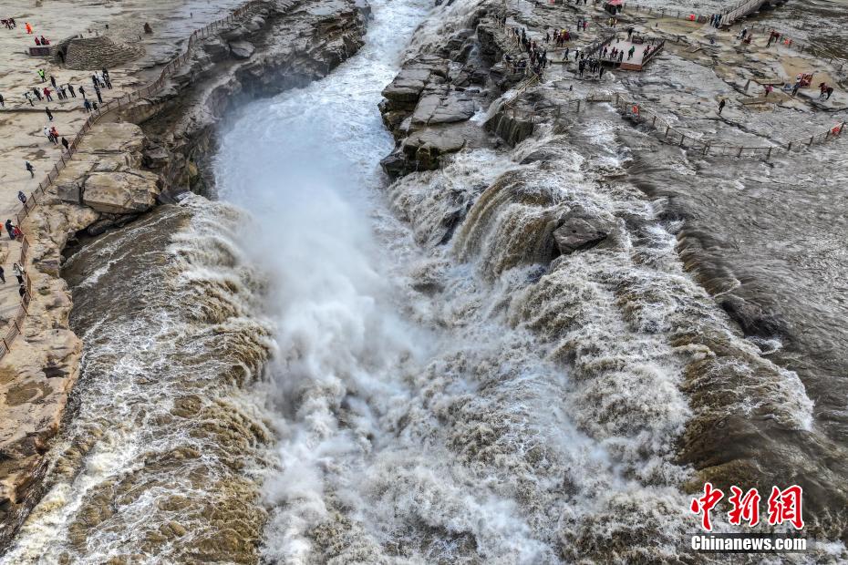 Pemandangan Menakjubkan Air Terjun Hukou pada Awal Musim Sejuk