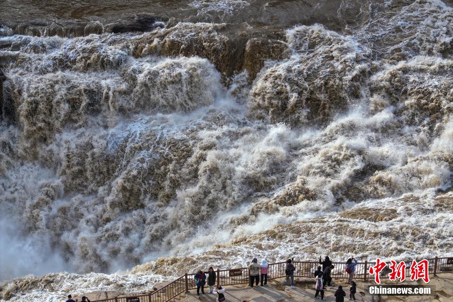 Pemandangan Menakjubkan Air Terjun Hukou pada Awal Musim Sejuk