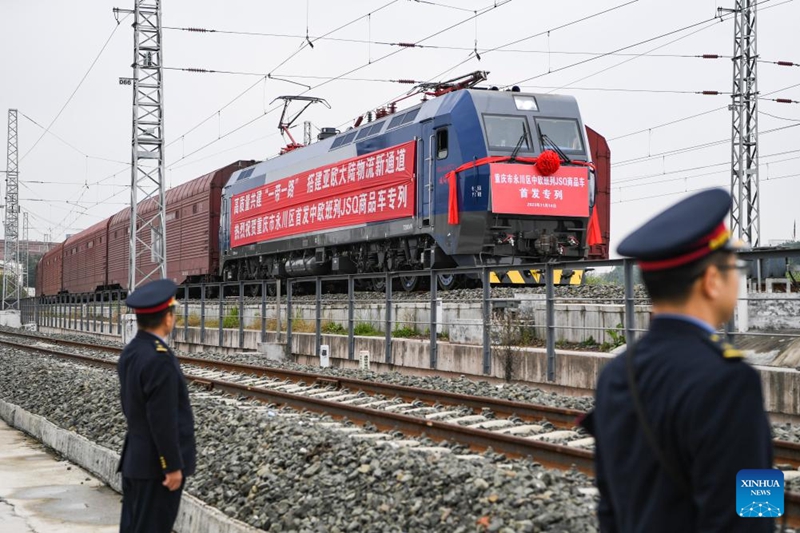 Foto yang diambil pada 14 November 2023 ini menunjukkan kereta api pengangkut JSQ berlepas di Stesen Langantan di daerah Yongchuan, Chongqing, barat daya China. (Xinhua/Wang Quanchao)