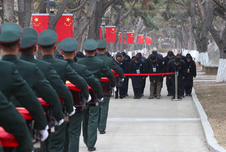 Rakyat tempatan memberikan penghormatan kepada keranda-keranda yang mengandungi jasad martyr Tentera Sukarela Rakyat China di Perkuburan Martyr Tentera Sukarela Rakyat China di Shenyang pada 23 November 2023. (foto/CRI)