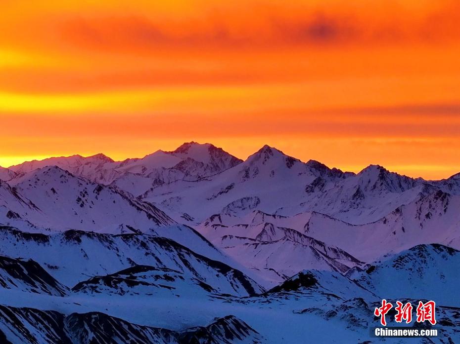 Foto ini menyerlahkan keindahan pemandangan di Puncak Salji Gangshika sebelum matahari terbit. (China News Network/Ma Wenjie)