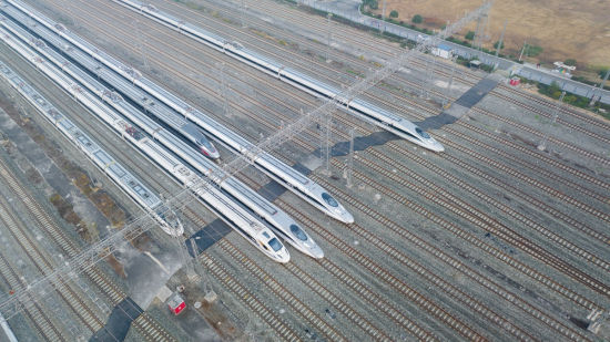 Tren CRH2G yang dipakai di Landasan HSR Sichuan-Qinghai.