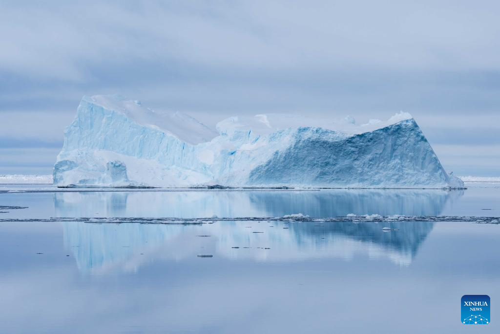 Gambar sebuah bongkah ais berhampiran kapal pemecah ais penyelidikan China, Xuelong-2 pada 3 Disember 2023. Xuelong-2 dan kapal kargo Tian Hui kini sedang belayar melalui flo ais. (Xinhua/Li Jingshi)