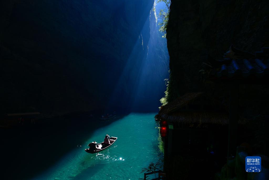 Panorama Ngarai Pingshan, Hubei, Gamit Pelancong