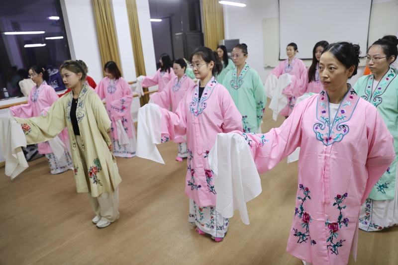 Orang muda dalam kelas petang. (foto/People's Daily Online)