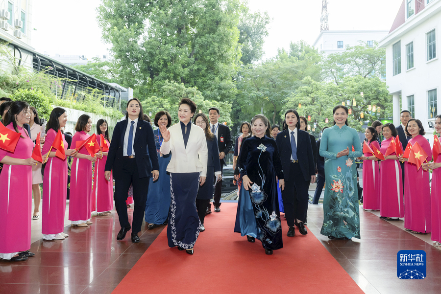 Peng Liyuan Melawat Muzium Wanita Vietnam