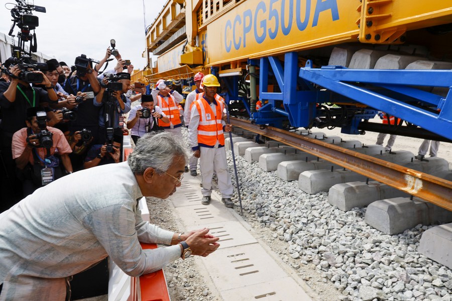 Seri Paduka Baginda Yang di-Pertuan Agong Malaysia, Al-Sultan Abdullah Ri'ayatuddin Al-Mustafa Billah Shah meninjau pemasangan landasan Laluan Rel Pantai Timur di Kuantan, Malaysia pada 11 Disember 2023. (Xinhua/Chong Voon Chung)