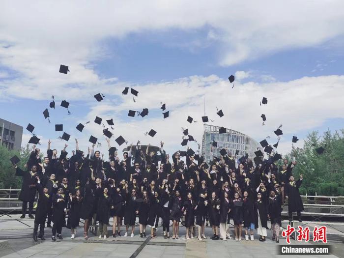 Foto menunjukkan Liang Wenbin menyertai majlis penyampaian ijazah di Universiti Politeknik Barat Laut (NPU), China. Foto disediakan oleh responden dan diterbitkan oleh China News Network.