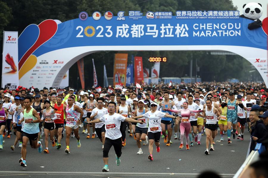 Pelari bersaing dalam Marathon Chengdu 2023 di barat daya provinsi Sichuan, China, 29 Oktober 2023. (Xinhua/Shen Bohan)