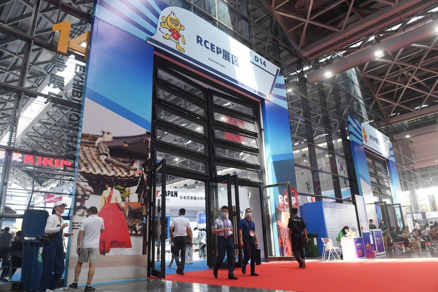 Orang ramai mengunjungi pavilion RCEP pada Ekspo China-ASEAN ke-19 di Nanning, Wilayah Autonomi Zhuang Guangxi, selatan China, 18 September 2022. (Xinhua/Lu Boan)