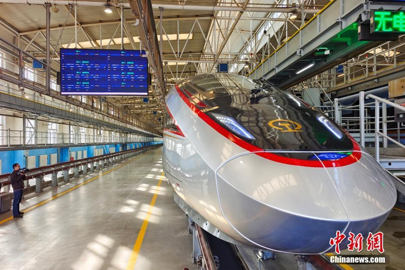 Foto ini menunjukkan EMU CR400BF-Z memasuki gudang pemeriksaan EMU Xi’an. (China News Service/Tang Zhenjiang)