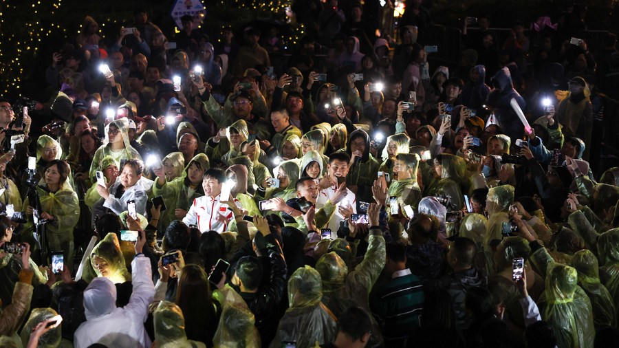 Shuai Changwen dan Yang Hailei, juara Sukan Asia ke-19, menyanyi di konsert tepi jalan di Pavilion Wenchang di Guiyang, provinsi Guizhou di barat daya China, 13 Oktober 2023. (Xinhua/Ou Dongqu)