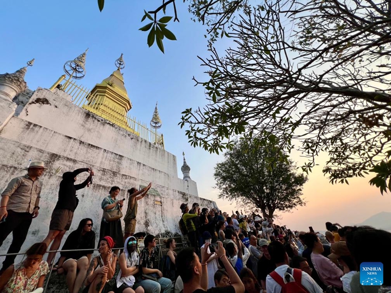 Pelancong melihat matahari terbenam di Luang Prabang, Laos, 16 Februari 2024. (Foto oleh Kaikeo Saiyasane/Xinhua)