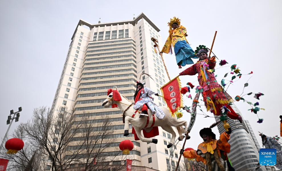 Kanak-kanak membuat persembahan pada satu perarakan Shehuo di Xining, provinsi Qinghai, barat laut China, 19 Februari 2024.(Xinhua/Zhang Hongxiang)