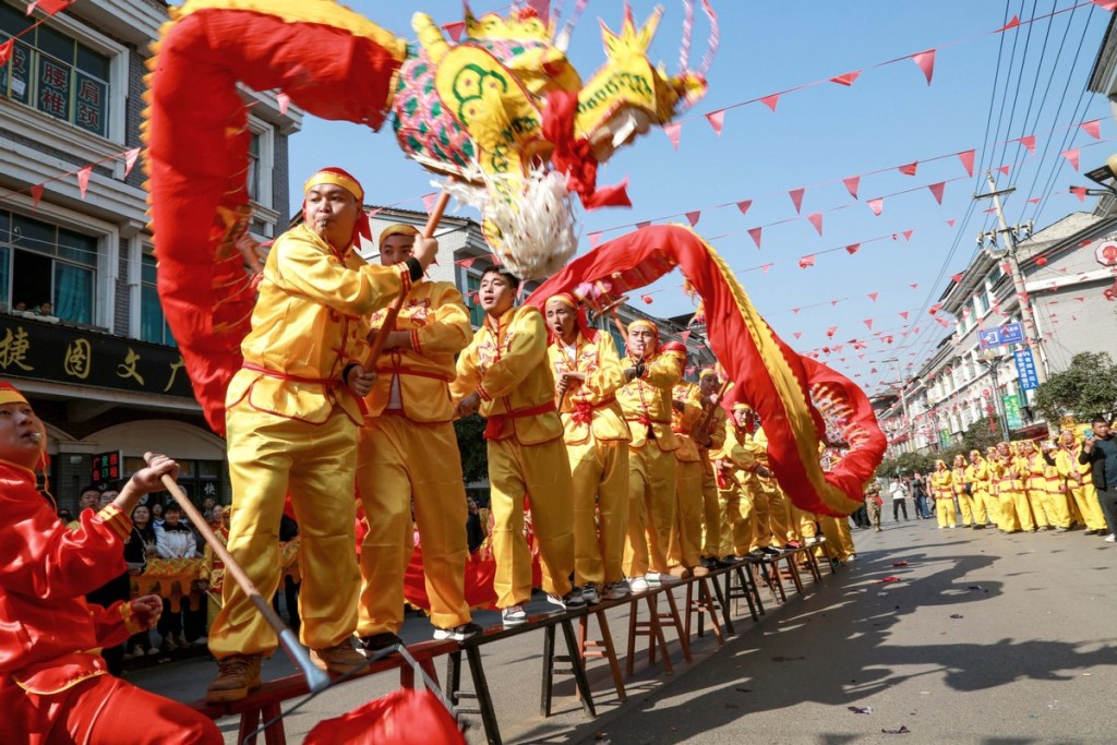 Orang Ramai Rayakan Pesta Tanglung dengan Tarian Naga