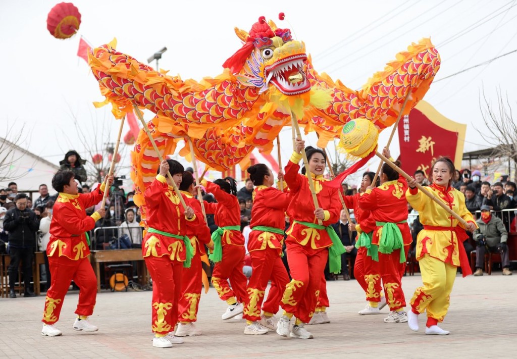 Orang Ramai Rayakan Pesta Tanglung dengan Tarian Naga