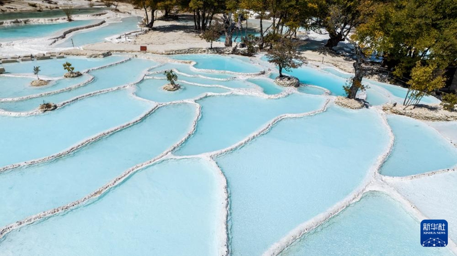 Tempat Awan Putih Jatuh ke Bumi