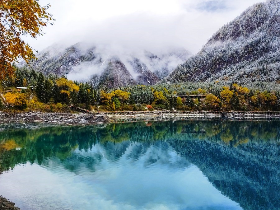 Gambar yang diambil pada pada 7 Oktober 2022 menunjukkan pamandangan Lembah Jiuzhaigou yang diselimuti salji di Sichuan. (Xinhua/Liang Feng)